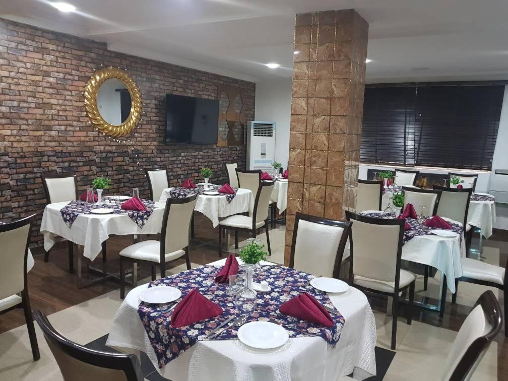אילורין Crystal House International Hotel מראה חיצוני תמונה
